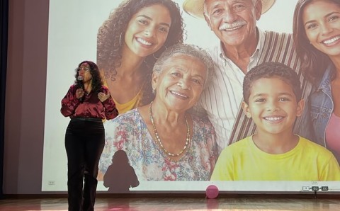 Ana María Salazar presenta una charla sobre edadismo y su impacto social durante un evento académico en la Universidad El Bosque.