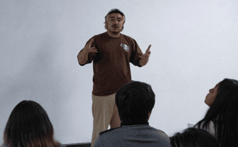 Espacio de diálogo comunitario sobre bienestar y salud en Kennedy con participación de asistentes