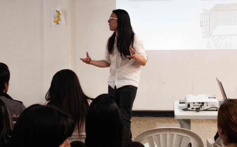 Docente Universidad El Bosques expone proyecto de salud comunitaria ante asistentes en actividad desarrollada en Kennedy