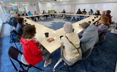 Grupo de adultos mayores en una sesión de co-creación y diálogo en la Biblioteca Juan Roa Vásquez de la Universidad El Bosque