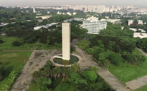 Vista del campus de la Universidad de São Paulo con zonas verdes integradas a su infraestructura urbana