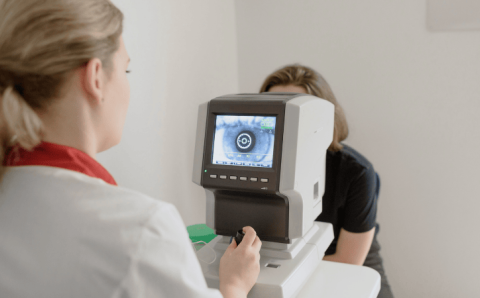 Examen visual realizado por profesional de la salud visual