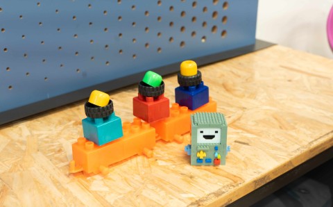 Construcción con LEGO que representa un proyecto de investigación interdisciplinaria en salud durante la convocatoria de la Facultad de Enfermería.