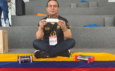 Profesor de la Universidad El Bosque con uno de los robots de combate ganadores en competencia internacional