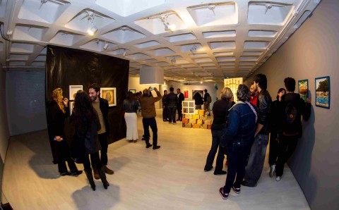 Recorrido guiado durante la exposición AFUERA en Bogotá