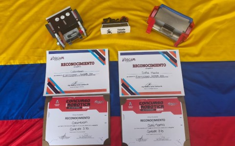 Robots de combate desarrollados por estudiantes de la Universidad El Bosque junto a los diplomas de ROBGAM Robotics 2026