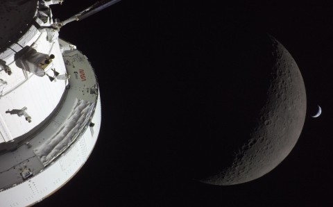 Cápsula Orión de la NASA fotografiada junto a la superficie de la Luna durante la misión Artemis 2, abril de 2026