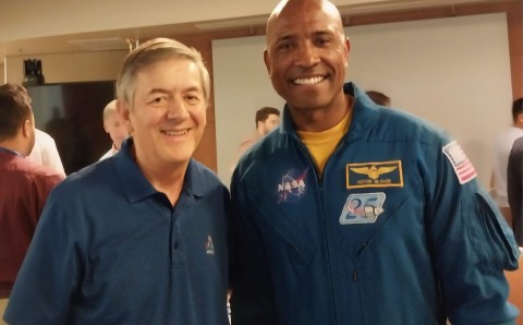 Iván Ramírez Atehortúa junto al astronauta Victor Glover, piloto de la misión Artemis 2 de la NASA