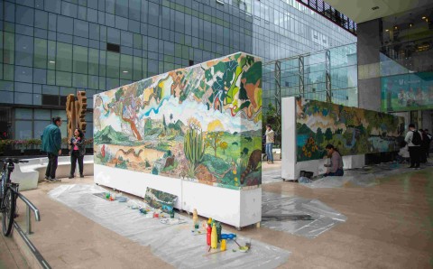 Vista lateral del mural panorámico sobre las cuencas del Río Bogotá, elaborado por estudiantes de Artes Plásticas de la Universidad El Bosque en alianza con la CAR Cundinamarca.