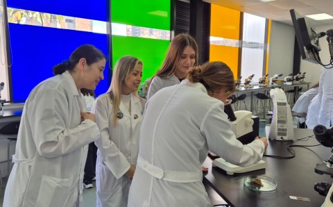Estudiantes en práctica de laboratorio de la Universidad El Bosque