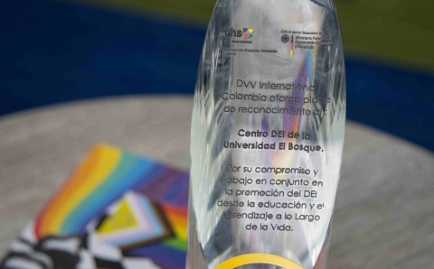 Placa de cristal entregada por DVV International Colombia al Centro DEI de la Universidad El Bosque.