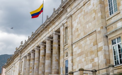 Fachada del Capitolio Nacional de Colombia con la bandera nacional ondeando