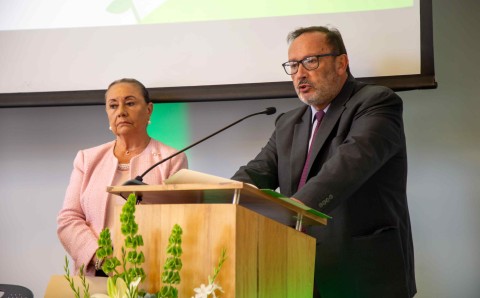 El rector Miguel Ruiz Rubiano pronuncia su discurso durante la ceremonia de certificación como Centro PRAXIS de la Universidad El Bosque