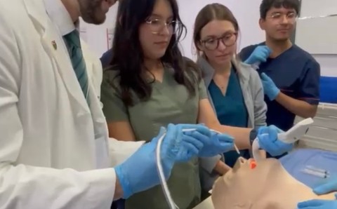 Sebastián Amaya enseña manejo de vía aérea con un simulador a estudiantes de medicina de la Universidad El Bosque