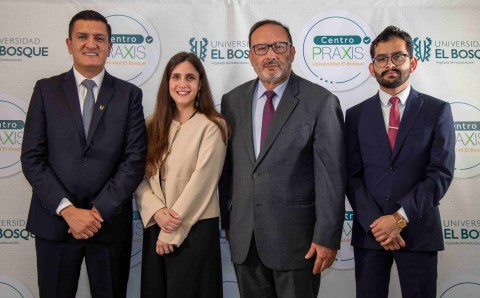Decano de la Facultad de Enfermería, Dra. Sonia Herrera, rector Miguel Ruiz Rubiano y Dr. Ramiro Altamira de la Fundación Index, en la ceremonia de certificación como Centro PRAXIS