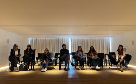 Estudiantes de la Especialización en Diseño Interior de la Universidad El Bosque sentadas en una sala de exhibición de Molteni&C, en Italia