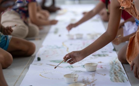 Niños y niñas de Guachaca participan en un mapeo colectivo de gran formato durante los talleres artísticos del proyecto Ríos Viajeros de la Universidad El Bosque en la Sierra Nevada de Santa Marta