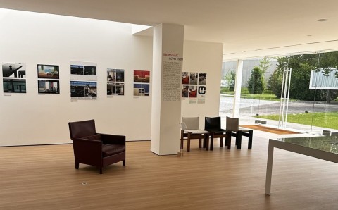 Sala de exhibición del museo Molteni&C con piezas históricas de publicidad, visitada por la Especialización en Diseño Interior de El Bosque