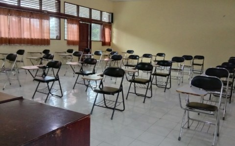 Salón de clases vacío en un colegio