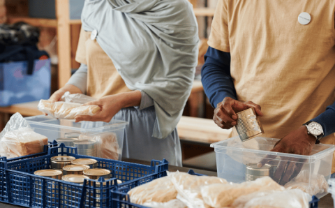 Voluntarios empacando alimentos y donaciones para apoyar a comunidades afectadas