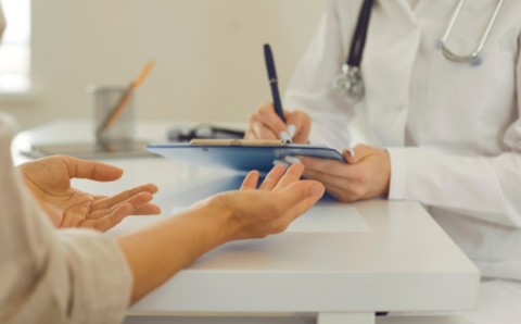 Médico y paciente en una consulta