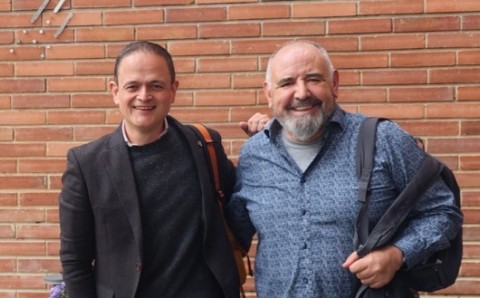 José Antonio Frías, profesor de la Universidad de Salamanca, y Fidel Ramírez Aristizabal, director de Posgrados en Educación de la Universidad El Bosque, durante su encuentro sobre investigación con perspectiva de género