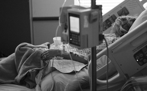 Paciente en una cama de hospital.