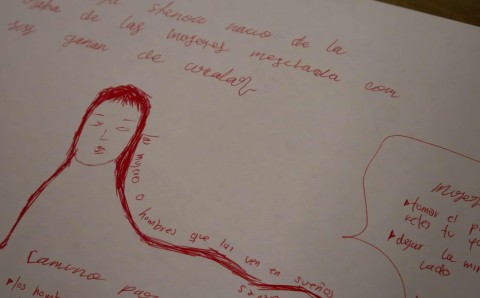Boceto en tinta roja de una diosa ficticia con texto manuscrito sobre su mitología