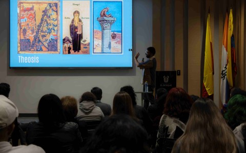 Luis Carlos Barragán presenta la charla inaugural de su Residencia Artística en el Auditorio HUB IEX de la Universidad El Bosque.