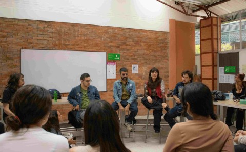 Luis Carlos Barragán conversa con estudiantes de Artes Plásticas en círculo durante una sesión del Laboratorio de la Residencia Artística en la Universidad El Bosque