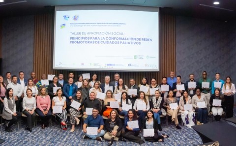 Grupo de personas que tomaron los talleres y se certificaron