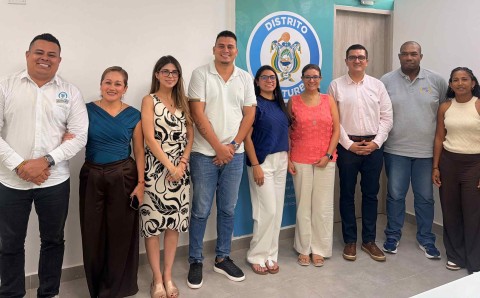 Delegación de la Universidad El Bosque reunida con funcionarios del Distrito de Turbo, en Urabá antioqueño.