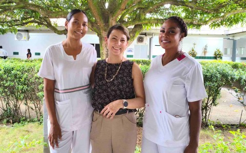 Directora del Programa de Enfermería de la Universidad El Bosque junto a dos enfermeras en un hospital de Turbo, en Urabá antioqueño