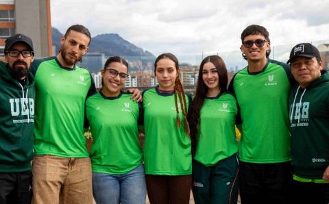Deportistas y entrenadores de la Universidad El Bosque, con los cerros de Bogotá al fondo, antes de los Juegos ASCUN 2026.