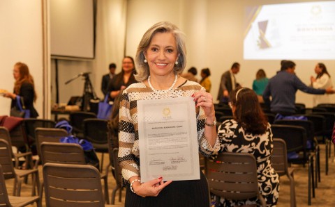 María Rosa Buenahora Tobar, decana de Odontología de la Universidad El Bosque, con el reconocimiento del Equipo ACFAS