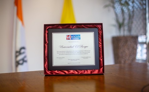 Placa de reconocimiento de la Asociación Colombiana de Universidades (ASCUN) a la Universidad El Bosque por su reacreditación institucional de alta calidad