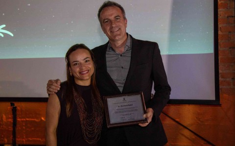 El Dr. Reinhard Babel, del DAAD, con la placa de su reconocimiento en la III Noche de los Investigadores de la Universidad El Bosque.